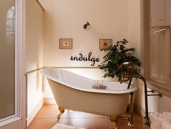 Wicker Room Bath
