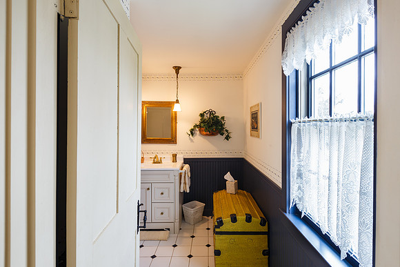 Oak Room Bath